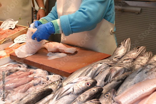 Hombre limpiando pescado