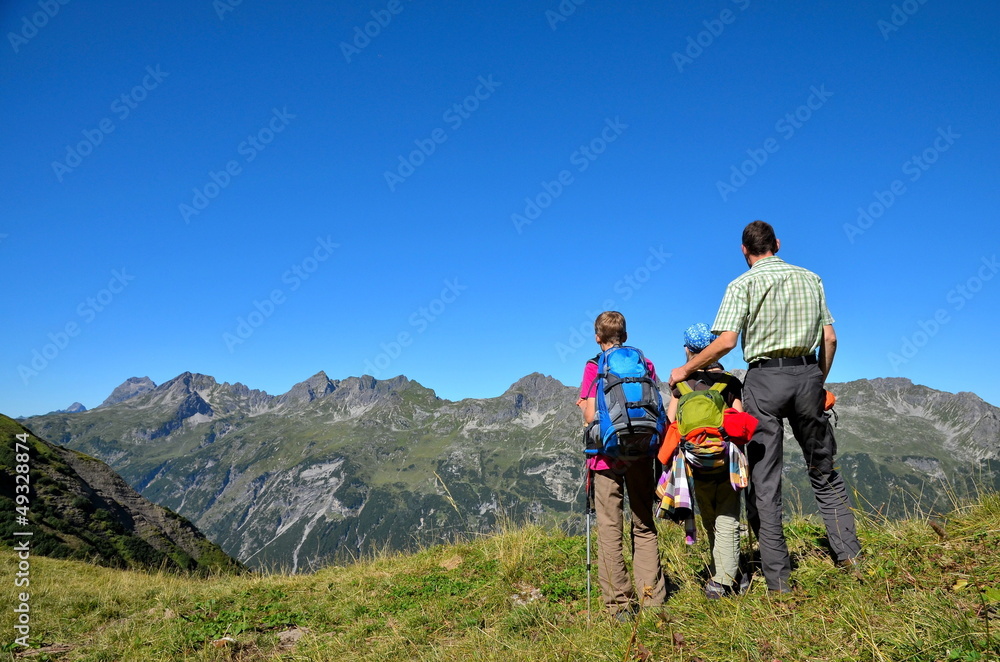 Papa und Kinder beim Bergwandern