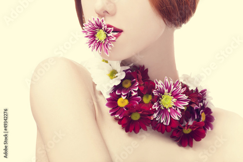 Fototapeta Naklejka Na Ścianę i Meble -  Beautiful redhead girl with flowers