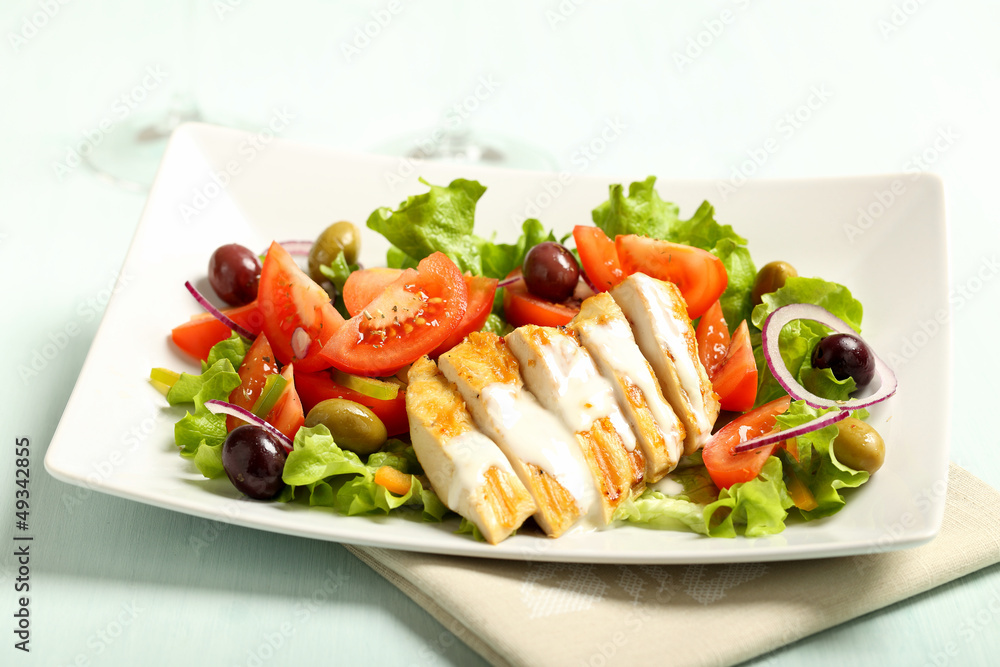 insalata di pollo alla griglia con pomodoro insalata di pollo alla griglia con pomodoro