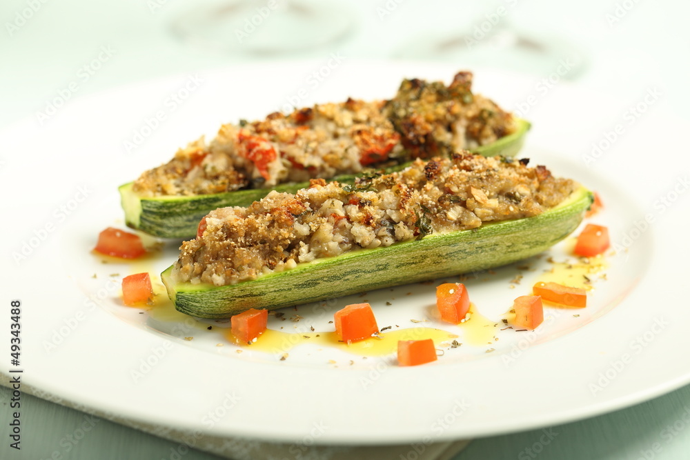 zucchine ripiene e gratinate si piatto bianco zucchine ripiene e gratinate si piatto bianco