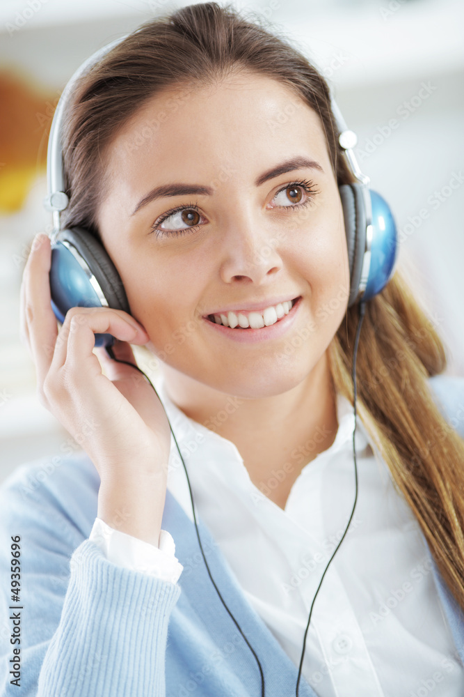 Naklejka premium young woman enjoying music