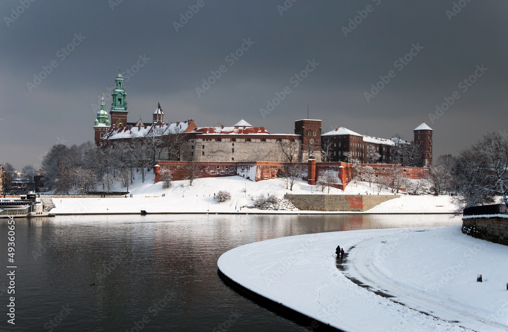 Fototapeta premium Wawel Castle in Krakow and Vistula river in winter