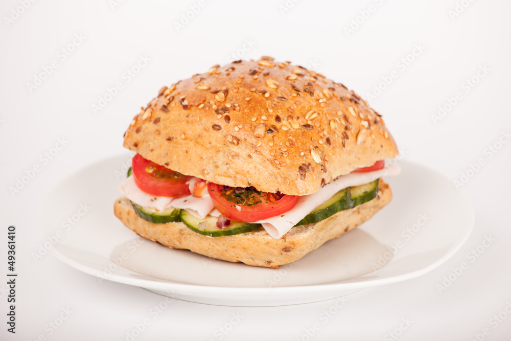 Mehrkorn Brötchen belegt mit Schinken und Salat auf Teller Mehrkorn Brötchen belegt mit Schinken und Salat auf Teller