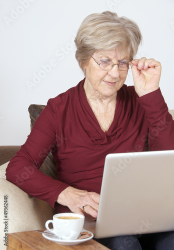 Seniorin arbeitet mit Computer