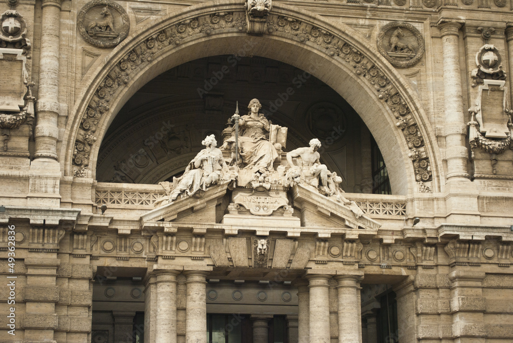 Detalle arquitectónico de monumento de Roma