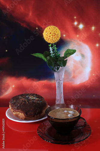 Kawa, pączek i kwiat w kryształowym wazonie.