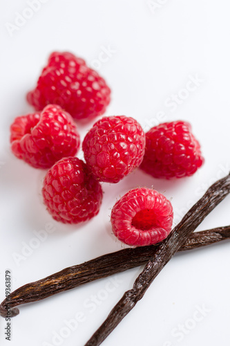 Himbeeren mit Vanille photo