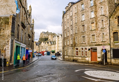 Fototapeta Naklejka Na Ścianę i Meble -  Old Town Street and the Castle in Edinburgh