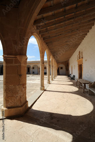 Le cloître du sanctuaire de Monti-sion à Porreres à Majorque photo