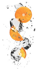 Fototapete Obst im Eis Orangenscheiben mit Eiswürfeln, isoliert auf weißem Hintergrund  © Jag_cz