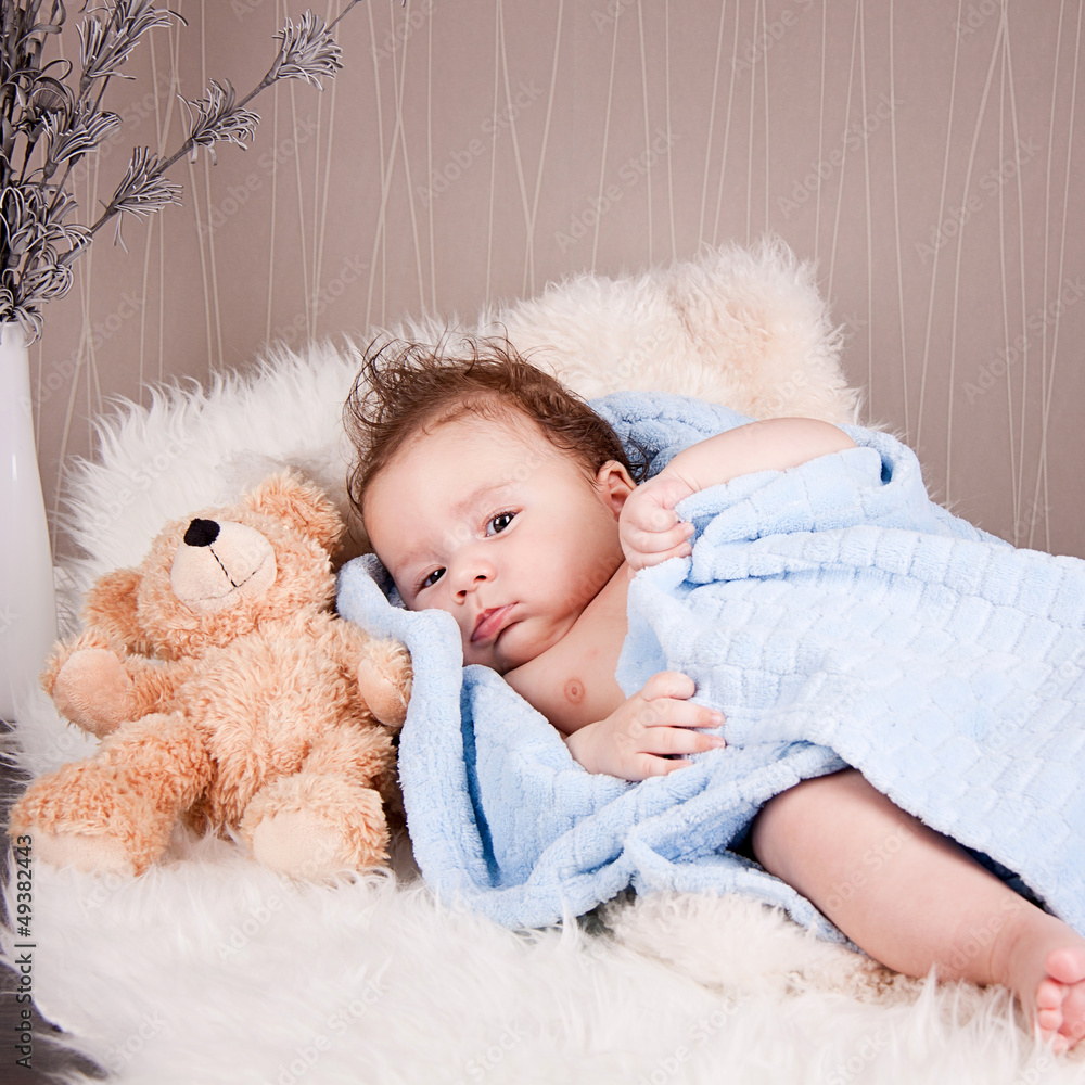 Fototapeta premium süßes kleines baby neugeborenes kleinkind mit kuscheldecke und