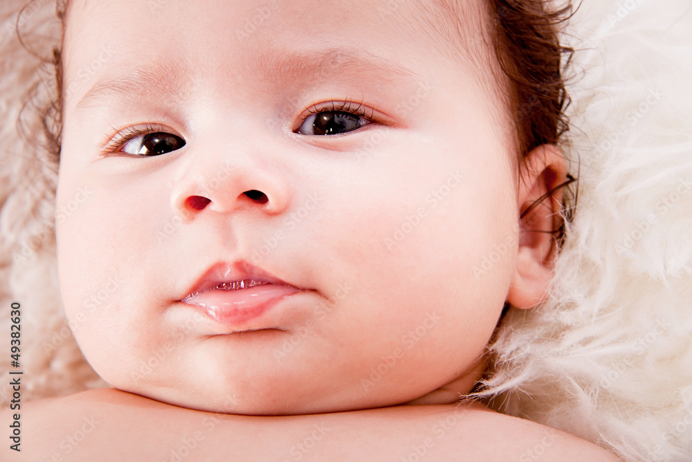 kleines süßes baby portrait kleinkind neugeboren kleines süßes baby portrait kleinkind neugeboren