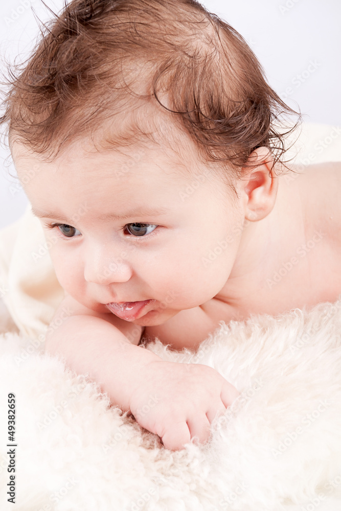 kleines süßes baby portrait kleinkind neugeboren kleines süßes baby portrait kleinkind neugeboren
