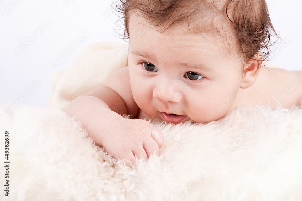 kleines süßes baby portrait kleinkind neugeboren kleines süßes baby portrait kleinkind neugeboren