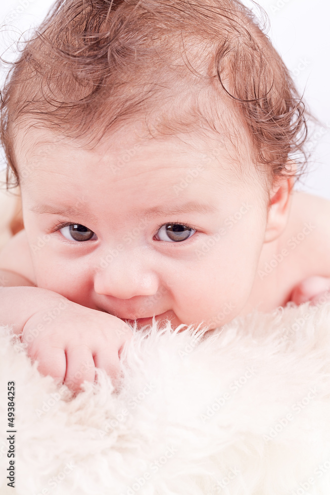 kleines süßes baby portrait kleinkind neugeboren kleines süßes baby portrait kleinkind neugeboren