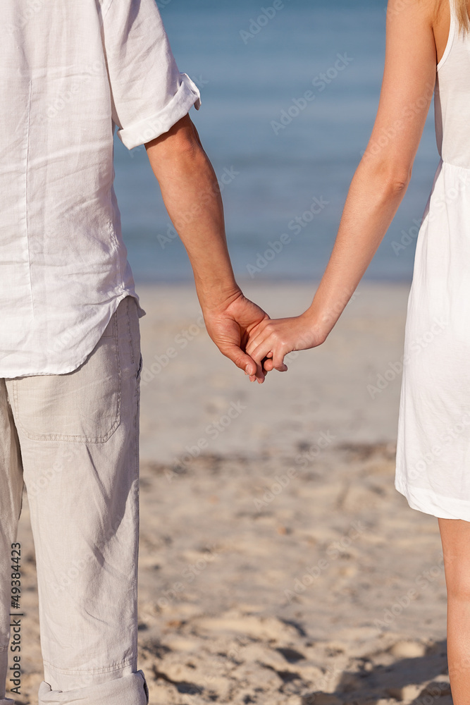 verliebtes paar hand in hand im sommer verliebtes paar hand in hand im sommer
