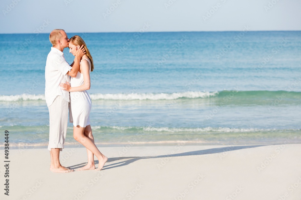 junges glückliches verliebtes paar am strand junges glückliches verliebtes paar am strand