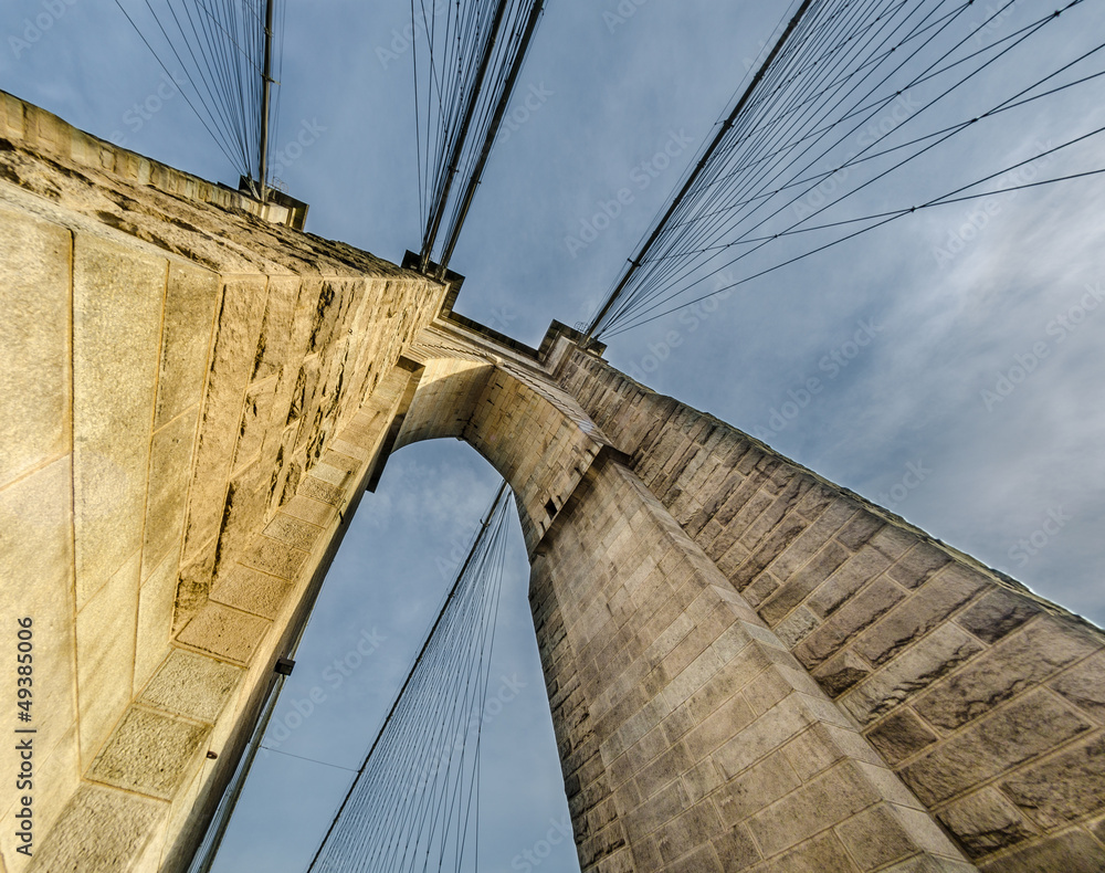 Naklejka premium Nowy Jork. Wspaniały widok na potężną bryłę Brooklyn Bridge