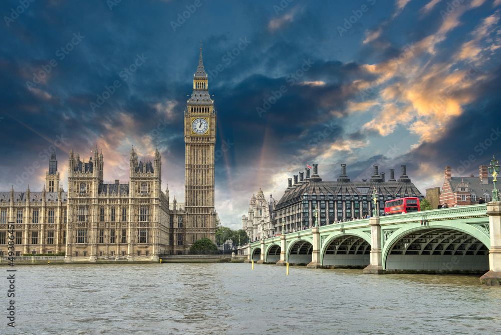 Fototapeta premium Londyn. Piękny widok na most Westminster i domy Parli