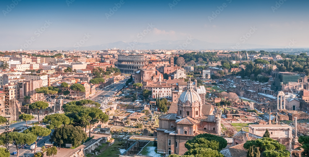 Panorama sur le forum de Rome et les Apennins tout au fond dans le Latium en Italie