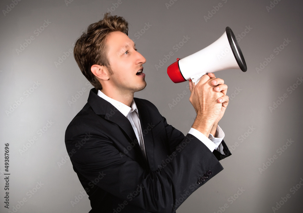 Mann schreit ins Megaphone Mann schreit ins Megaphone