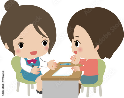 カウンターで相談する店員と若い女性