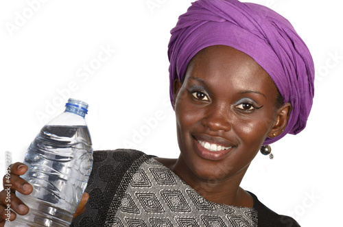 Hübsche Afrikanerin mit Wasserflasche