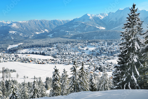 Panoramablick auf Wintersportgebiet
