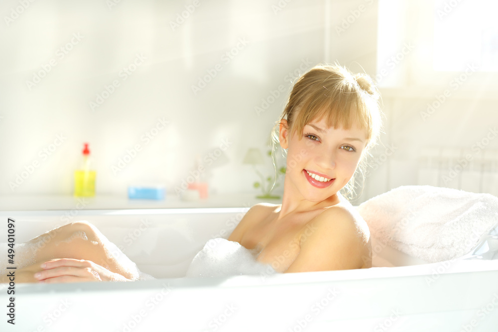 Naklejka premium Attractive girl relaxing in bath