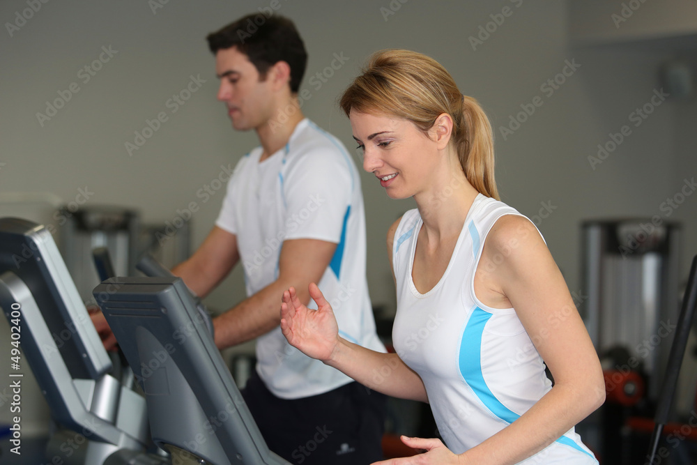 Obraz premium Couple in fitness gym using running belt