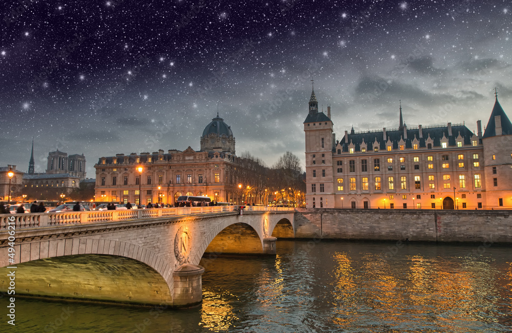 Fototapeta premium Beautiful colors of Napoleon Bridge at night with Seine river -
