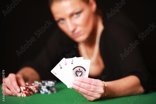 Frau mit Pokerkarten