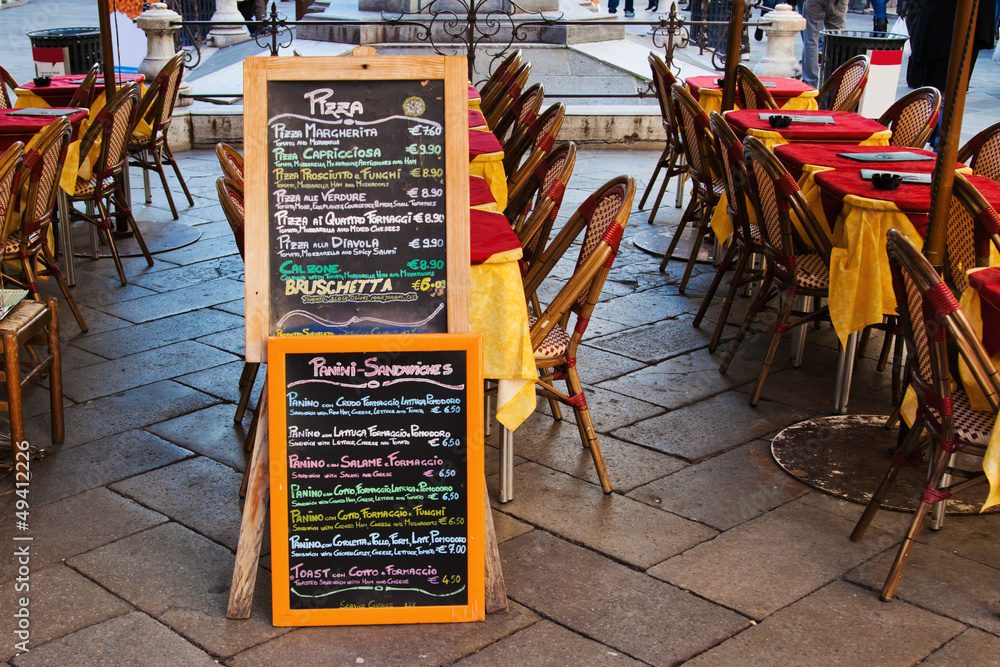 Fototapeta premium venetianisches Straßenrestaurant