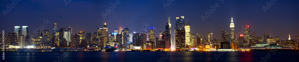 Fototapeta premium Manhattan skyline panorama at dusk, New York City