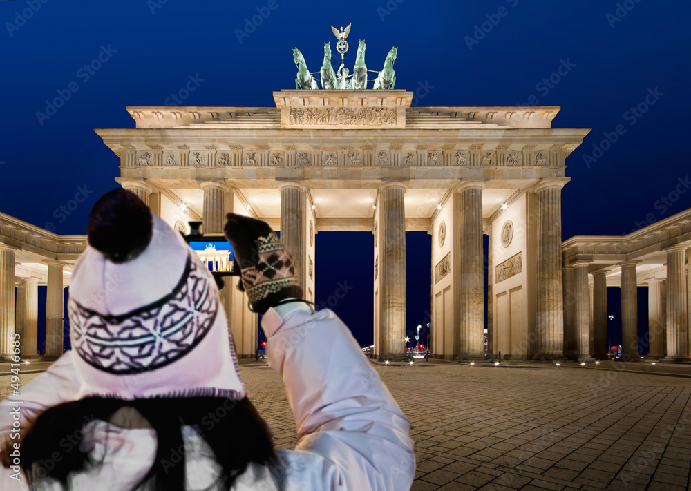 Fototapeta premium Touristin fotografiert das Brandenburger Tor