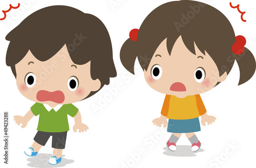 驚く小さな男の子と女の子
