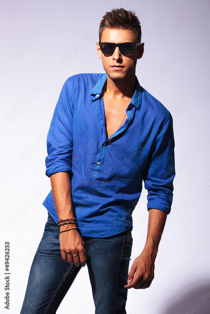 Fototapeta premium serious man with sunglasses posing