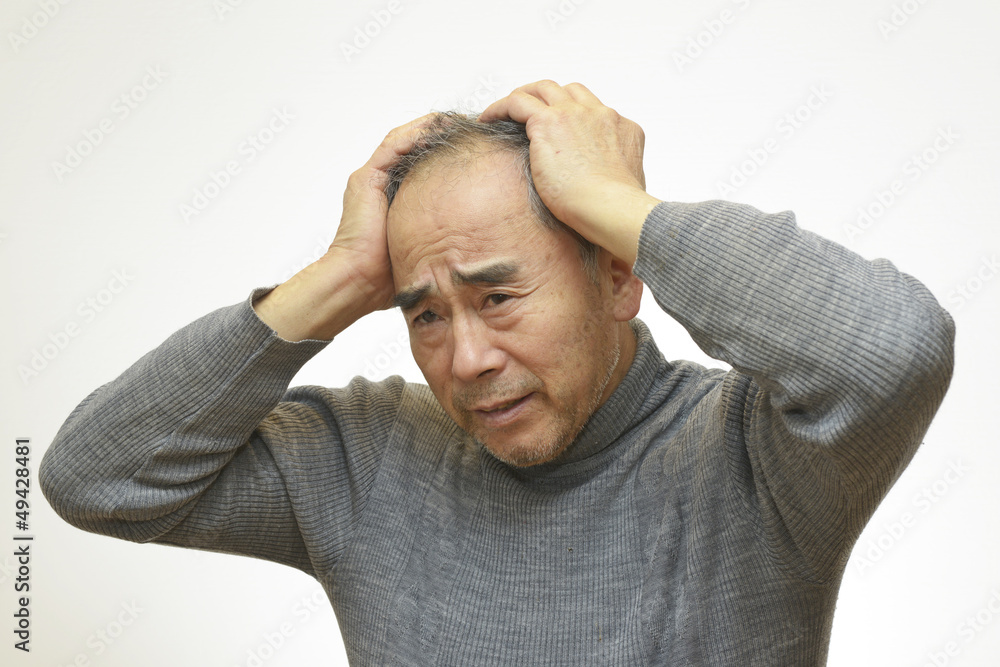 頭を抱えている男性 頭を抱えている男性