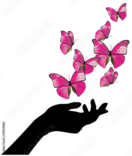 Mano con volo di farfalle rosa