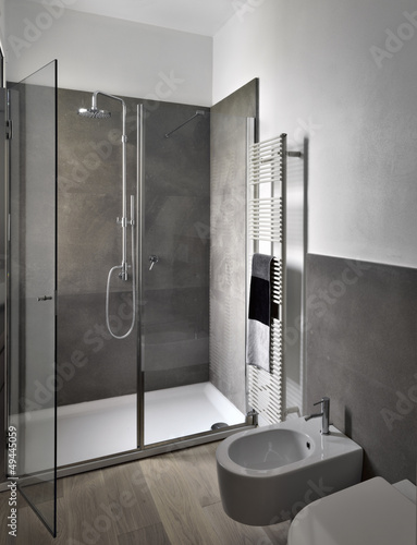 box doccia di vetro nel bagno moderno Stock Photo | Adobe Stock