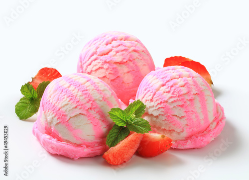 Frozen strawberry yogurt ice cream