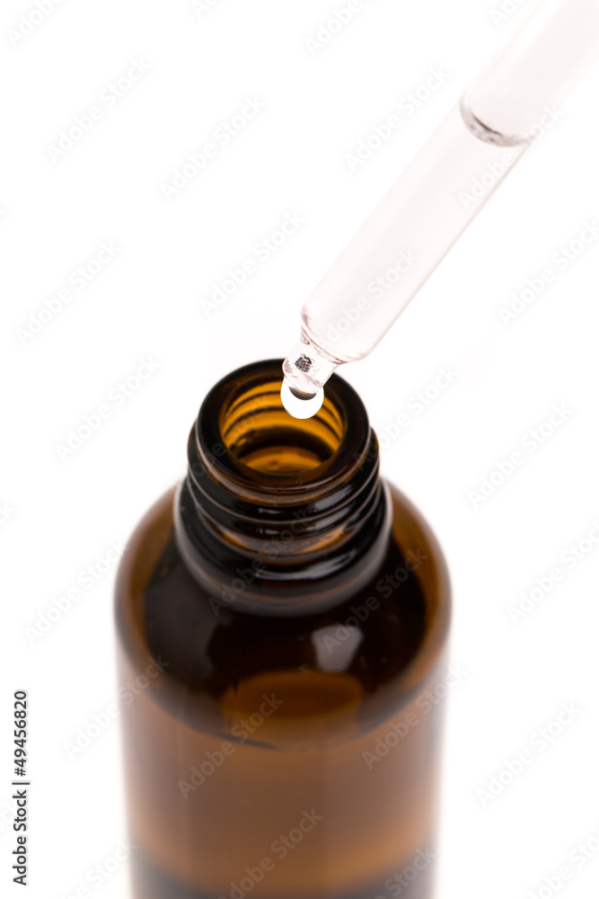 Pipette mit Tropfen oberhalb einer Flasche Stock Photo Adobe Stock