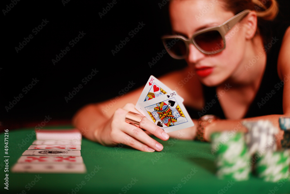 Frau spielt Poker Frau spielt Poker