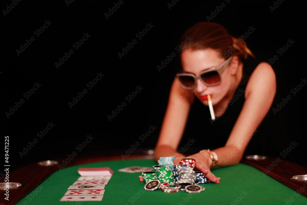 Frau mit Zigarette spielt Poker Frau mit Zigarette spielt Poker