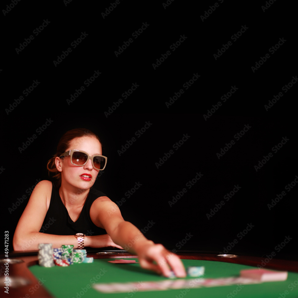 Frau spielt Poker