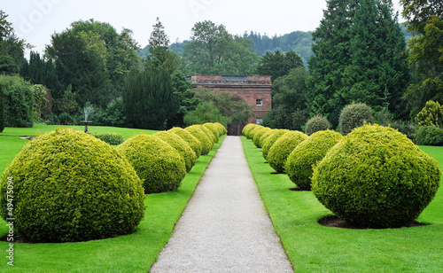 Obraz na płótnie Path through a formal English Garden w salonie