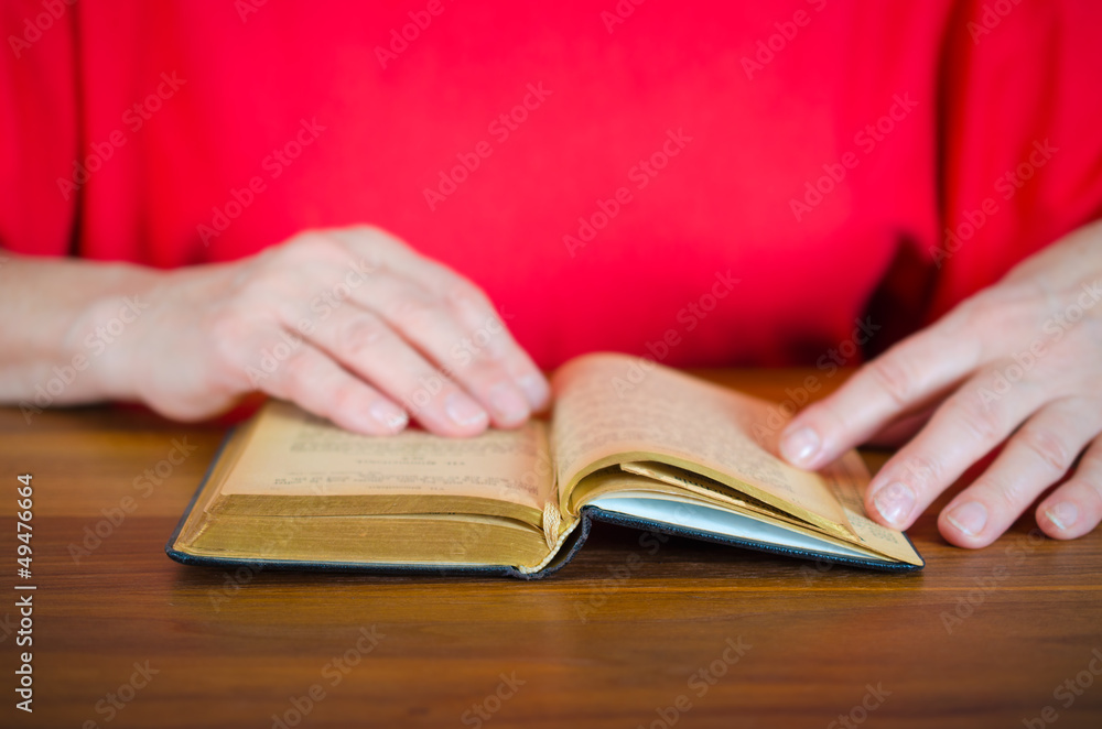 Ältere Frau liest in der Bibel Ältere Frau liest in der Bibel
