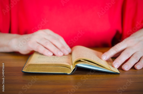 Ältere Frau liest in der Bibel