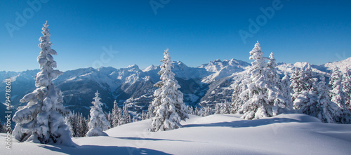 Winterpanorama in den tief verschneiten Bergen © Netzer Johannes